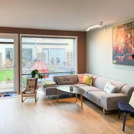 Modern 4 Bedroom Townhouse With Patio And Garden Holiday home *