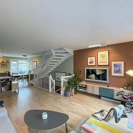Modern 4 Bedroom Townhouse With Patio And Garden Holiday home Trondheim