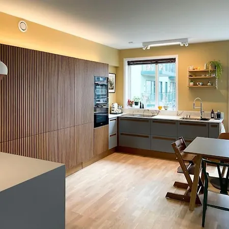 Holiday home Modern 4 Bedroom Townhouse With Patio And Garden *