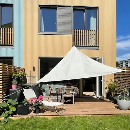 Modern 4 Bedroom Townhouse With Patio And Garden *