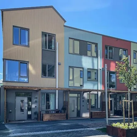 Holiday home Modern 4 Bedroom Townhouse With Patio And Garden
