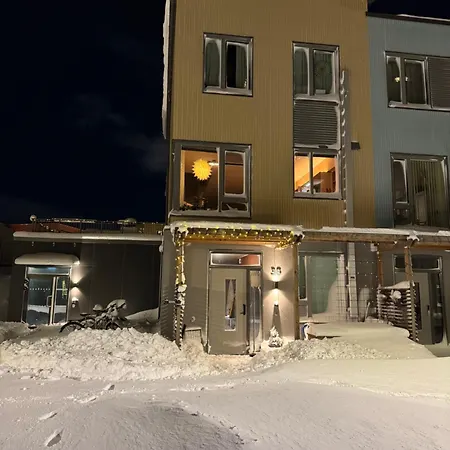 Modern 4 Bedroom Townhouse With Patio And Garden Holiday home *
