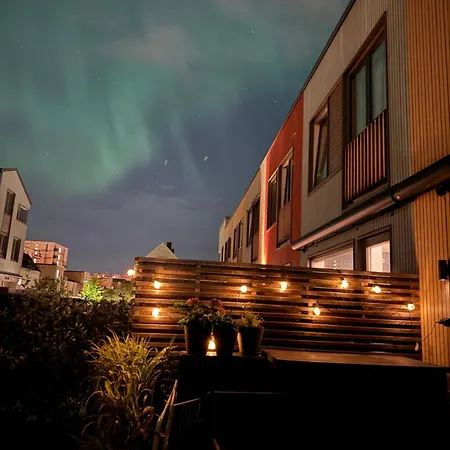 Modern 4 Bedroom Townhouse With Patio And Garden *