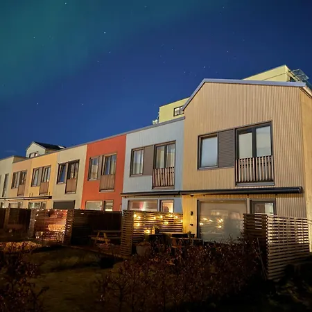 Modern 4 Bedroom Townhouse With Patio And Garden *