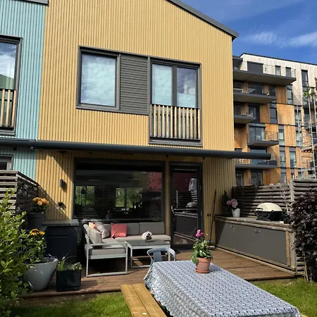 Modern 4 Bedroom Townhouse With Garden And Indoor Car Park Tatil Evi