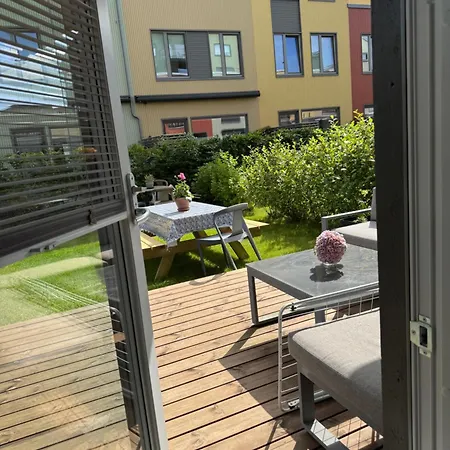 Modern 4 Bedroom Townhouse With Garden And Indoor Car Park *