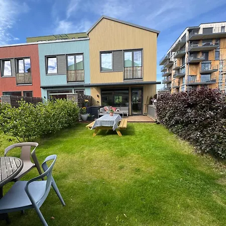 Modern 4 Bedroom Townhouse With Garden And Indoor Car Park Tatil Evi Trondheim