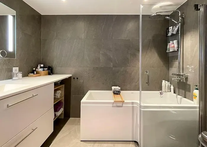 Modern 4 Bedroom Townhouse With Garden And Indoor Car Park