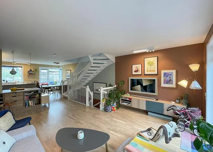 Modern 4 Bedroom Townhouse With Garden And Indoor Car Park Feriehus Trondheim