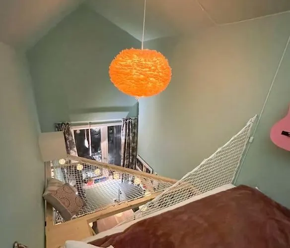 Modern 4 Bedroom Townhouse With Garden&indoor Car Park