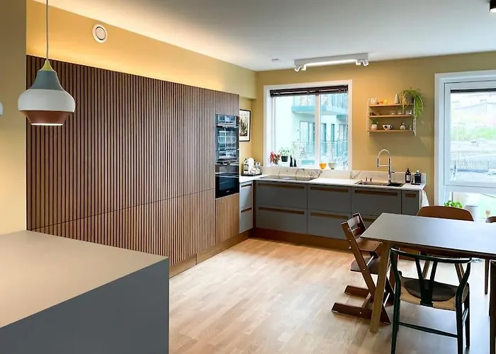 Feriehus Modern 4 Bedroom Townhouse With Garden And Indoor Car Park *