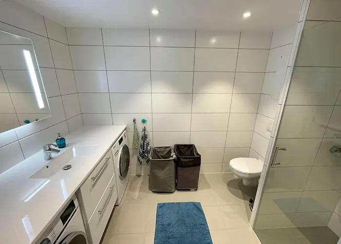 Modern 4 Bedroom Townhouse With Garden&indoor Car Park *