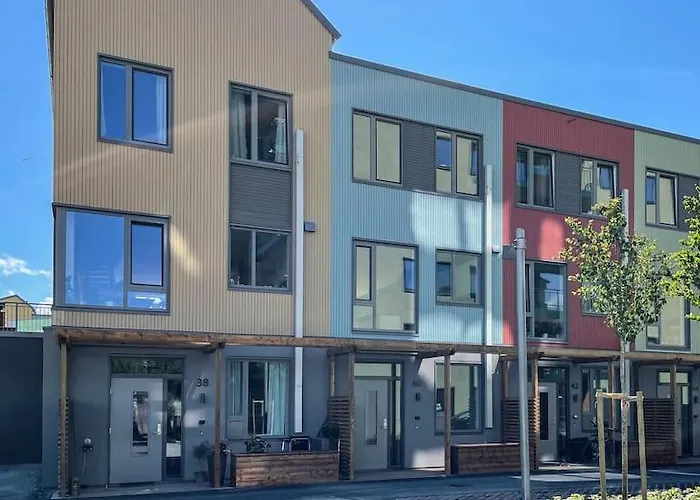 Feriehus Modern 4 Bedroom Townhouse With Garden And Indoor Car Park