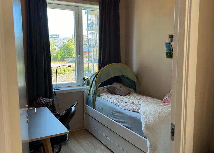 Modern 4 Bedroom Townhouse With Garden And Indoor Car Park *