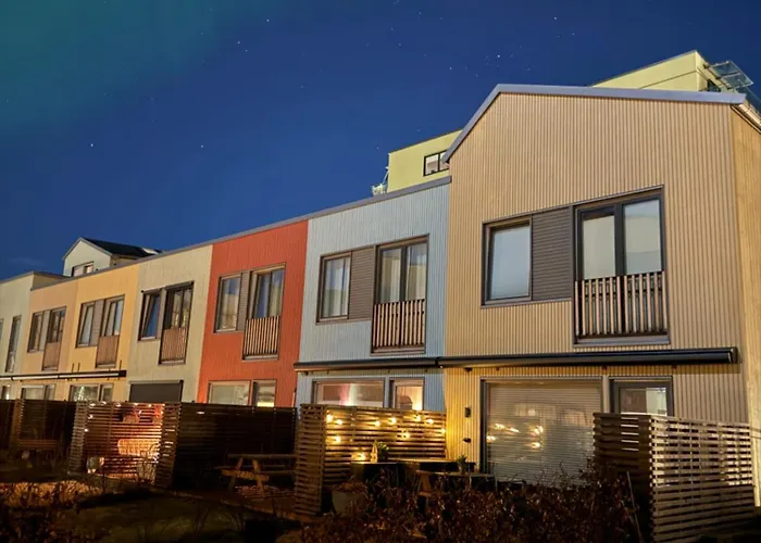 Modern 4 Bedroom Townhouse With Garden&indoor Car Park *
