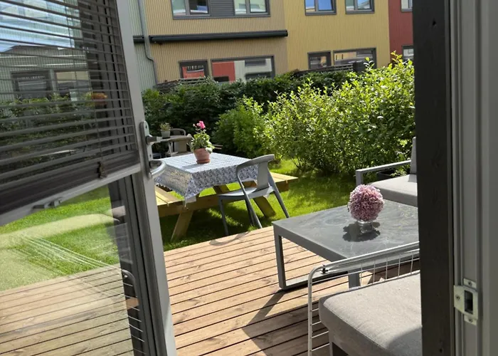 Modern 4 Bedroom Townhouse With Garden&indoor Car Park *